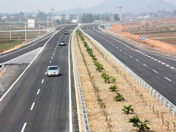 First 26 km section of Noi Bai-Lao Cai expressway opens to public - ảnh 1